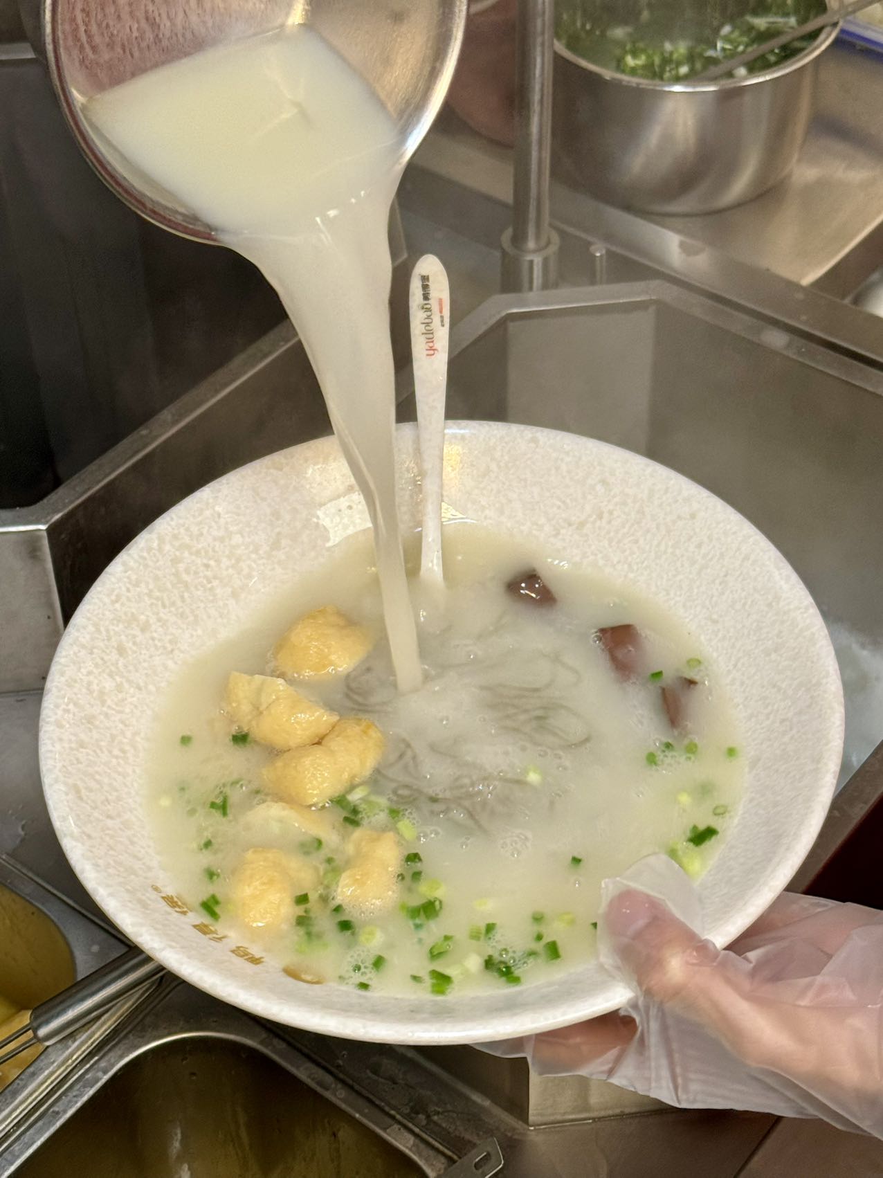 鴨得堡：鴨血粉絲湯的連鎖傳奇，續寫金陵美味篇章